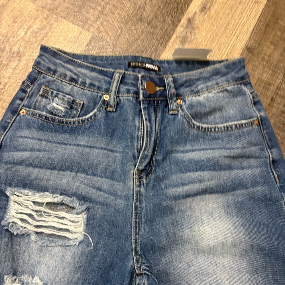 Fashion nova size 3 capri style distressed jeans - Picture 5 of 11